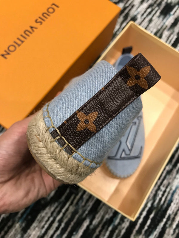 Texture and finish detail of Louis Vuitton luxury piece style No.023