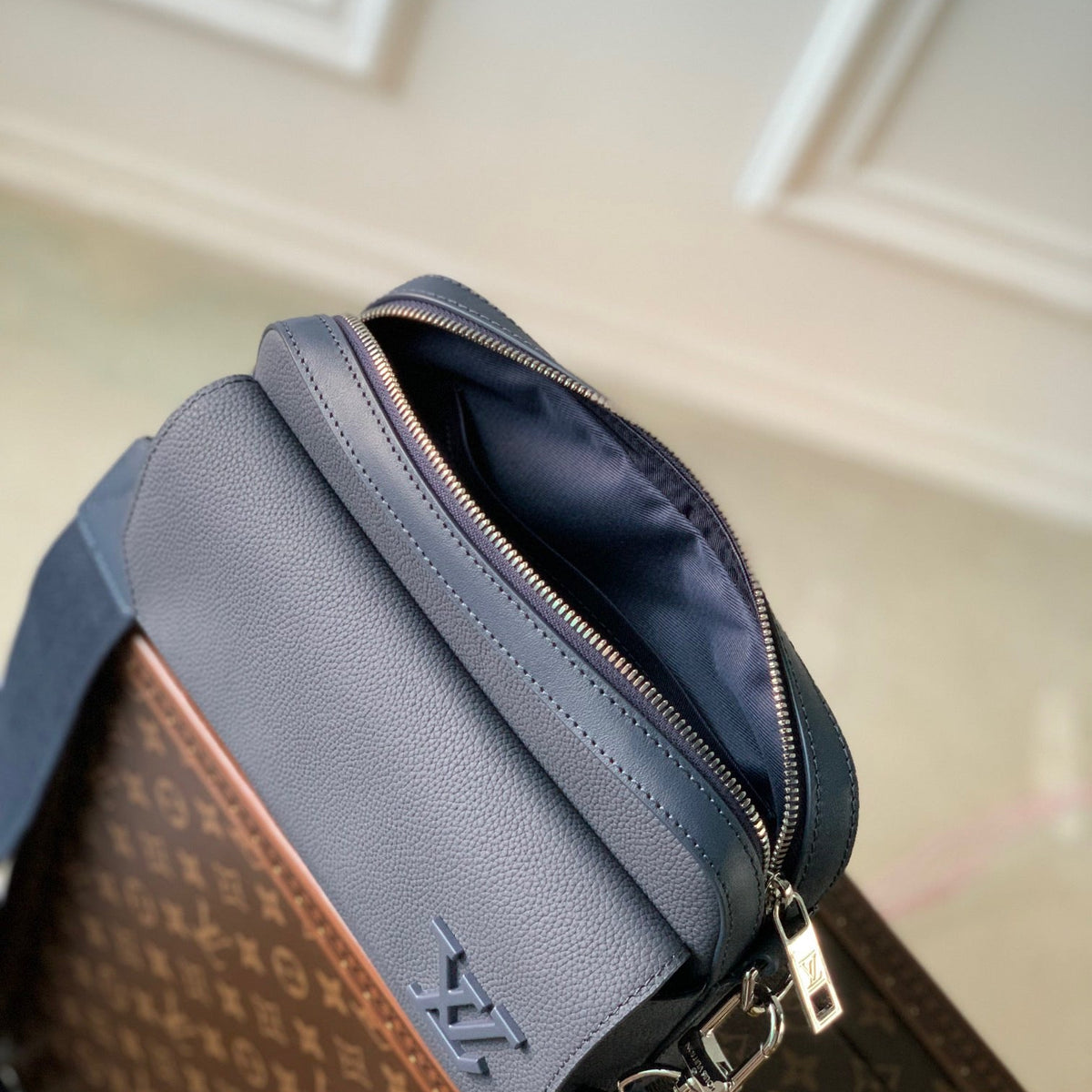 Louis Vuitton Wallets? Louis Vuitton Lou Fastline Messenger Bag Elegant Everyday Leather Wallet