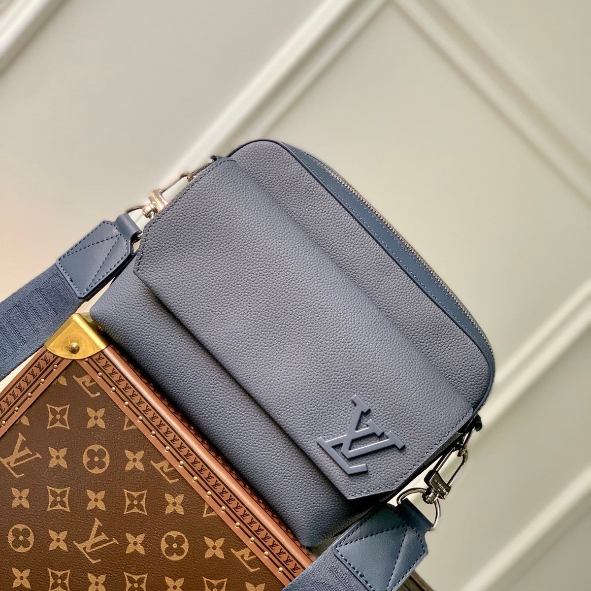 Louis Vuitton Wallets? Louis Vuitton Lou Fastline Messenger Bag Elegant Everyday Leather Wallet