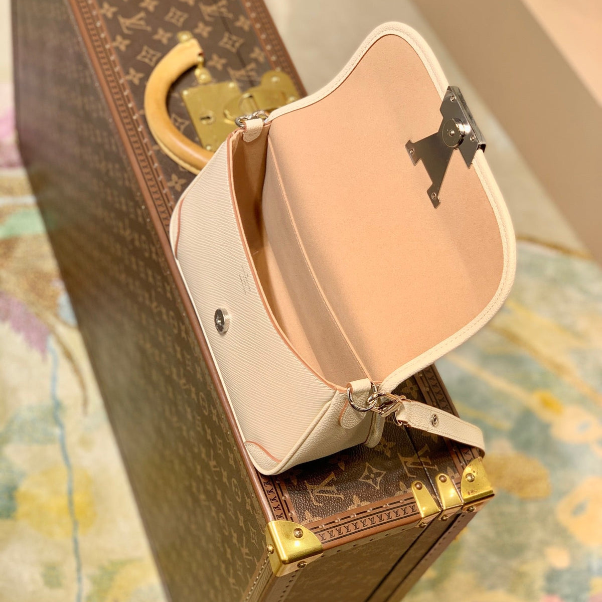 Louis Vuitton Wallets? Louis Vuitton Lou Buci Bag Elegant Everyday Leather Wallet