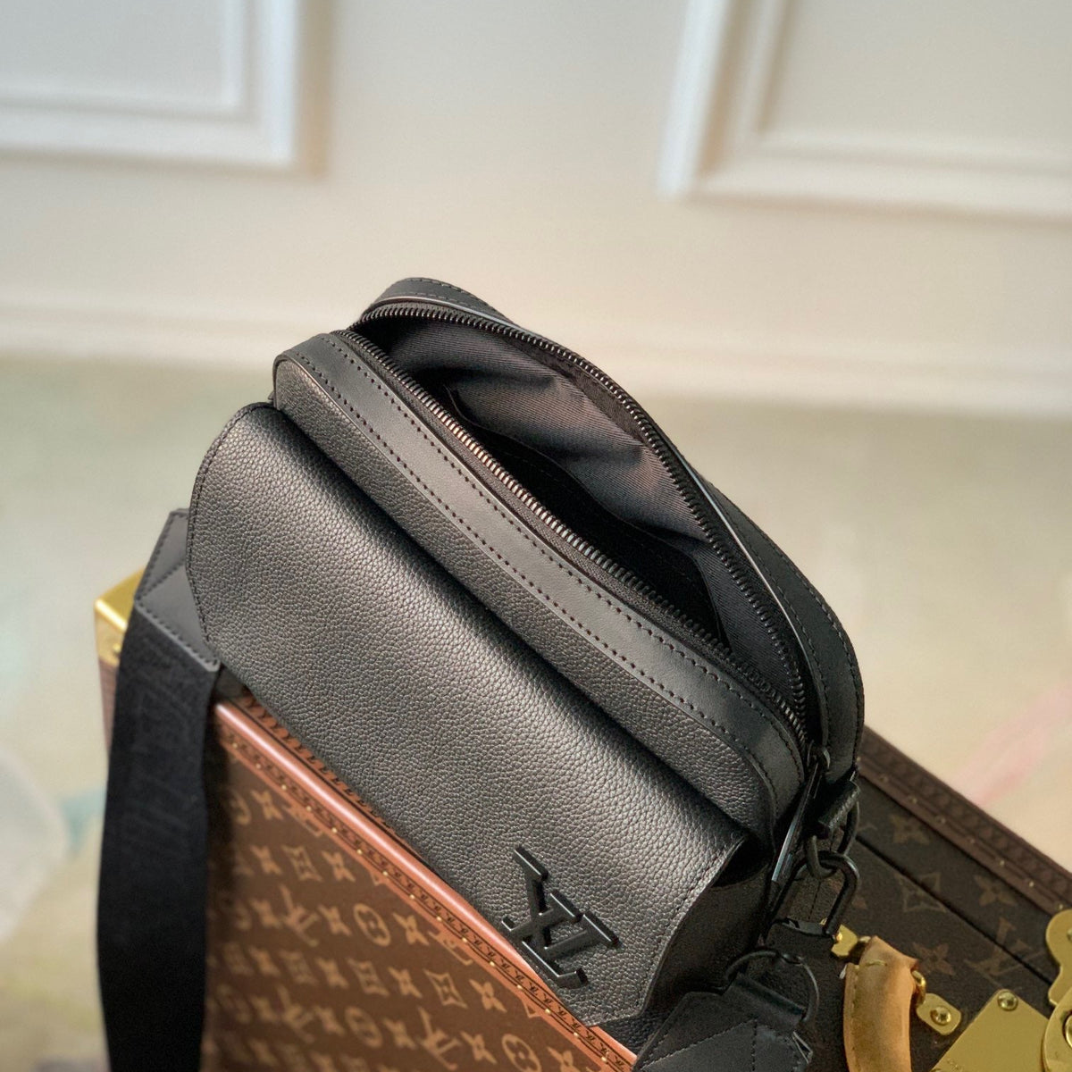 Louis Vuitton Wallets? Louis Vuitton Lou Fastline Messenger Bag Premium Leather Designer Wallet