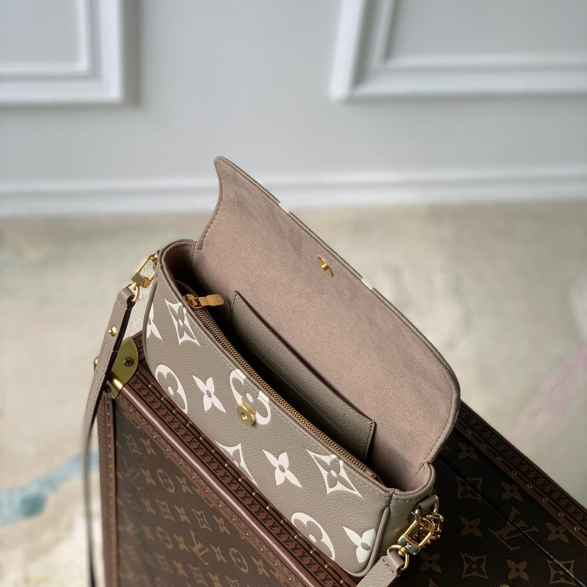 Louis Vuitton Wallets? Louis Vuitton Lou Ivy Wallet On Chain Bag Elegant Everyday Leather Wallet
