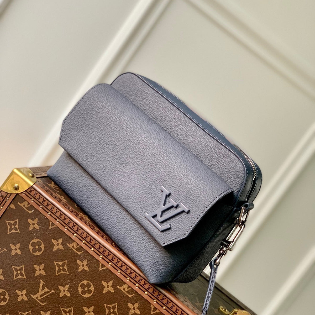Louis Vuitton Wallets? Louis Vuitton Lou Fastline Messenger Bag Elegant Everyday Leather Wallet