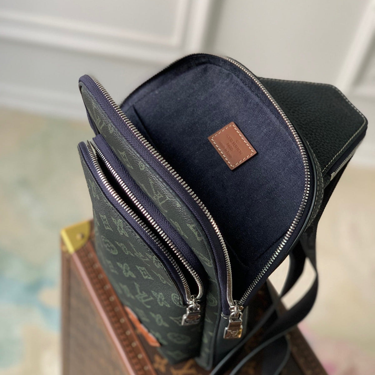 Louis Vuitton Wallets? Louis Vuitton Lou Avenue Slingbag Compact Luxury Card Wallet