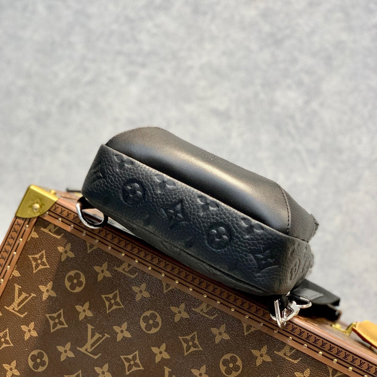 Louis Vuitton Wallets? Louis Vuitton Lou Avenue Slingbag Elegant Everyday Leather Wallet