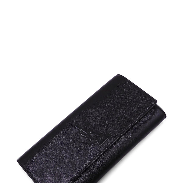 Close-up of Belle bags hardware and fine stitching