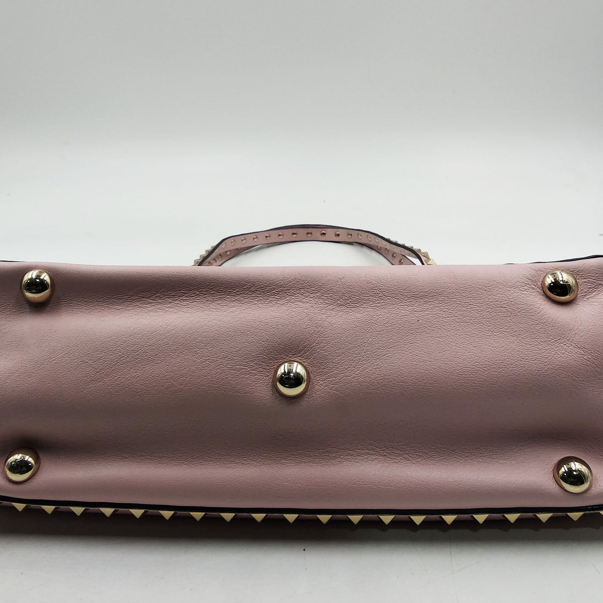 Medium bags lifestyle shot premium designer piece