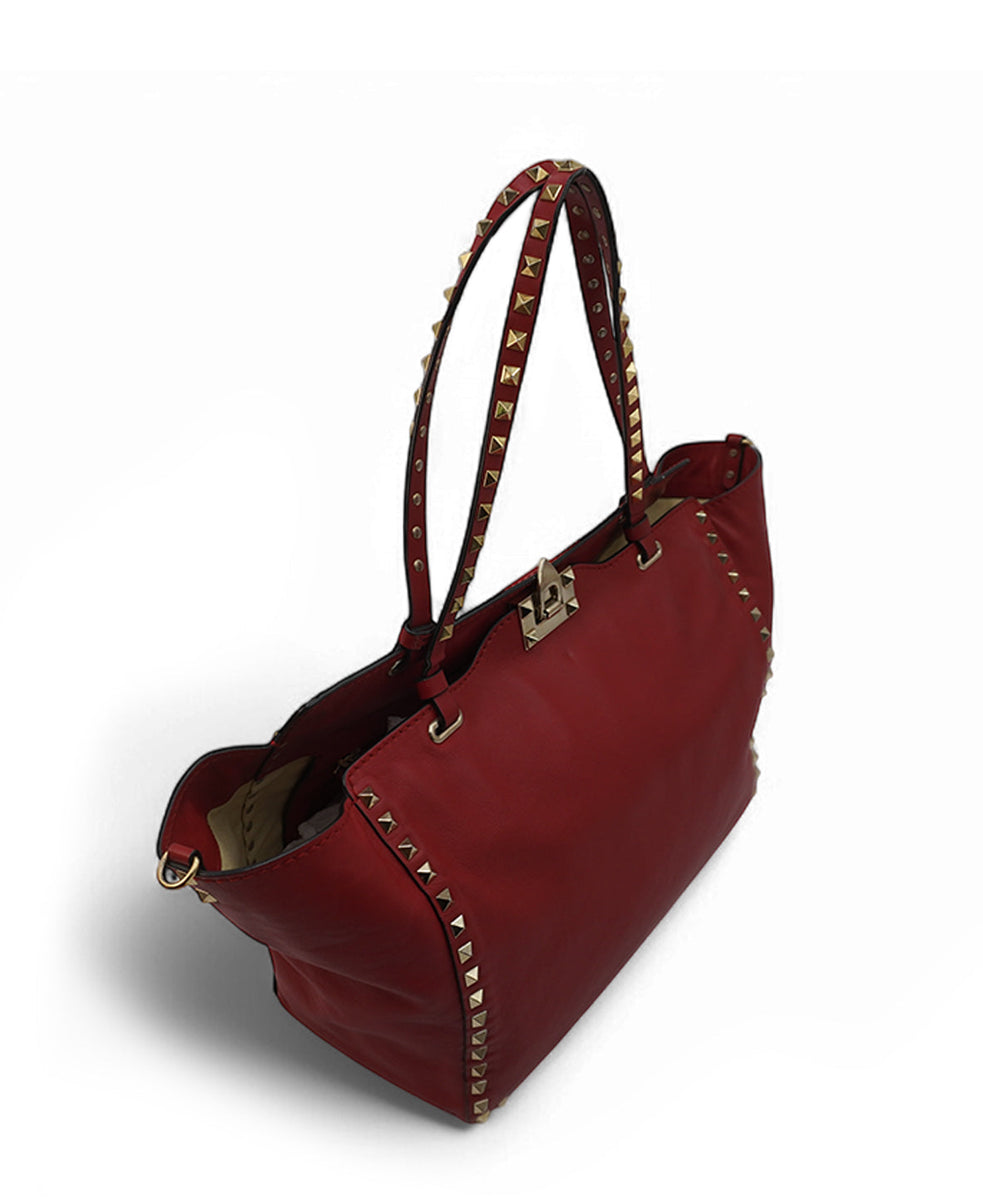 Close-up of Medium bags hardware and fine stitching