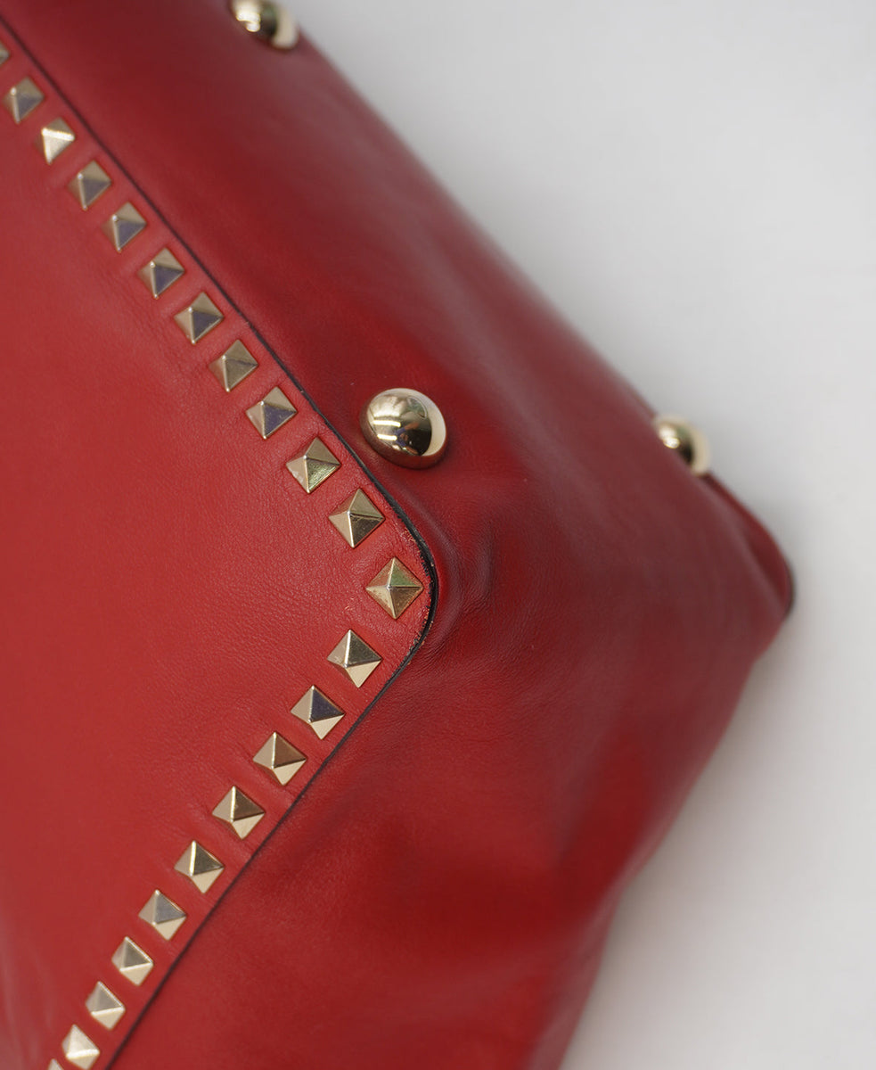 Close-up of Medium bags hardware and fine stitching